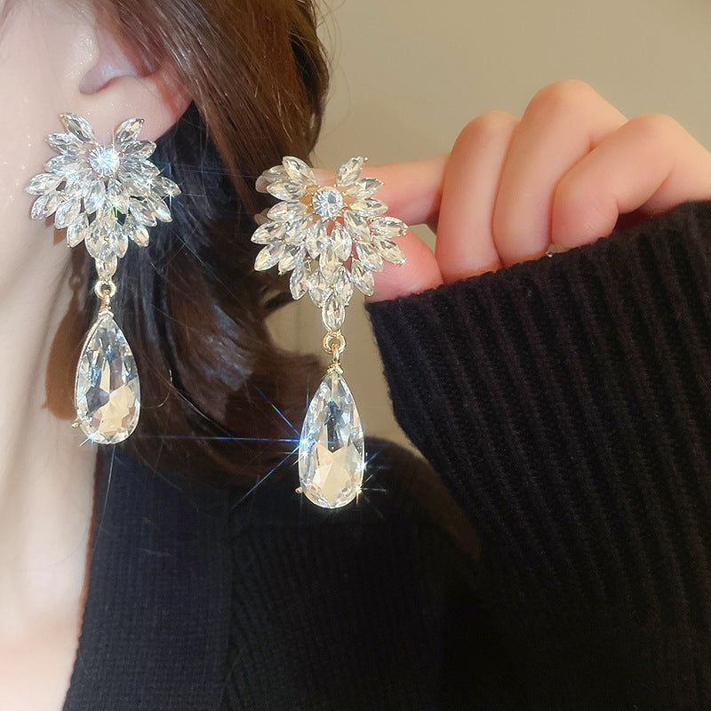 Orecchini a perno di lusso con lega geometrica irregolare e intarsio di strass, placcati argento, alla moda e versatili da donna