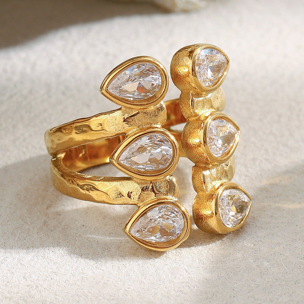 Anello di lusso in acciaio inossidabile geometrico stile francese con placcatura in oro 18 carati e zirconi a goccia asimmetrici a doppio strato