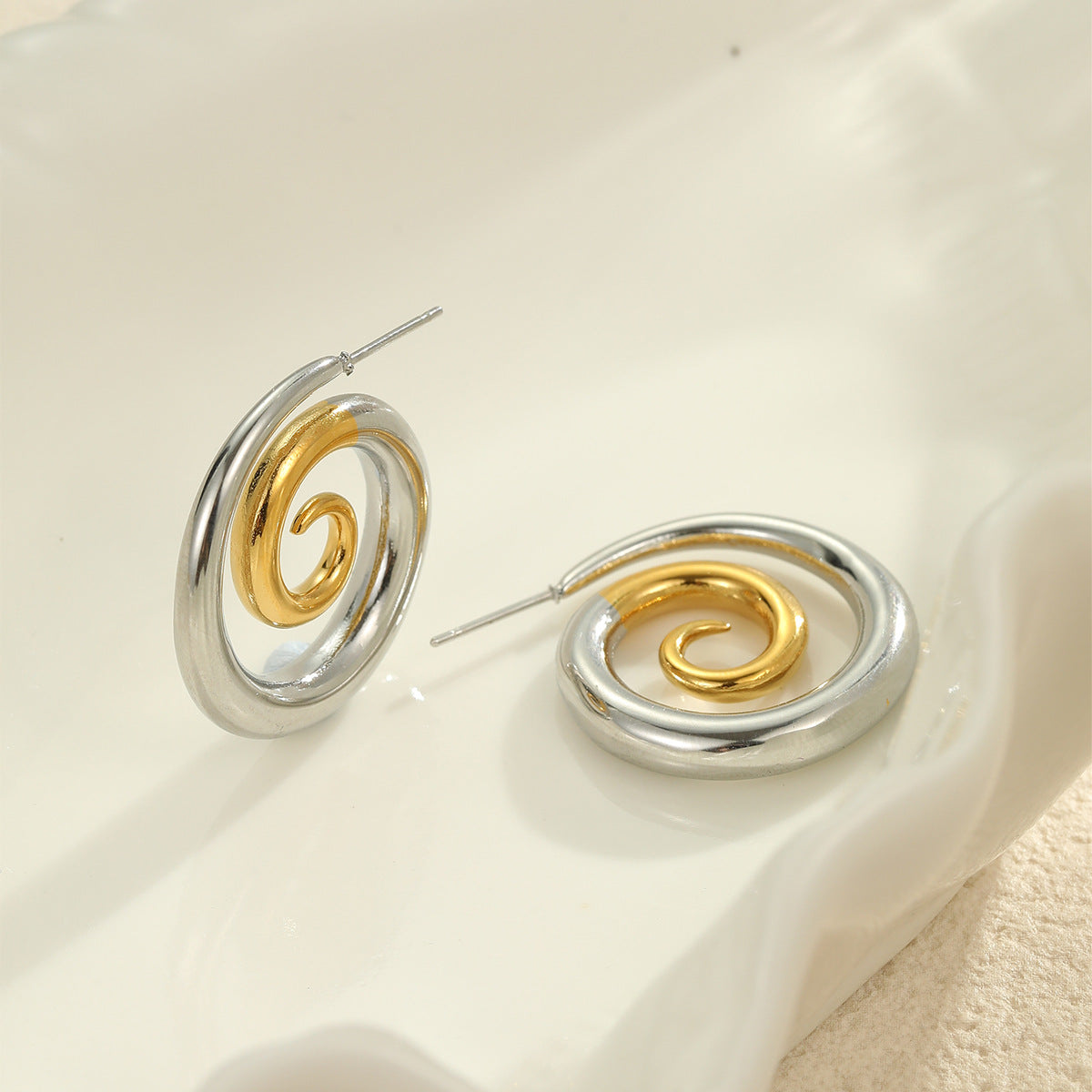 Orecchini a perno a spirale cavi geometrici in acciaio inossidabile stile vintage da donna con placcatura in oro 18 carati