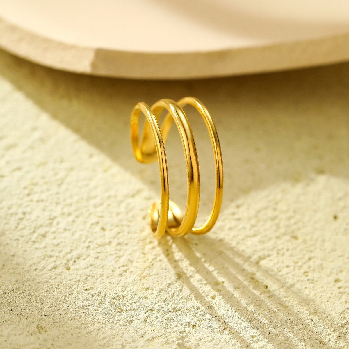 Anillo de acero de titanio geométrico minimalista con chapado en oro de 18 quilates, ligero y lujoso, de banda abierta ajustable para mujer