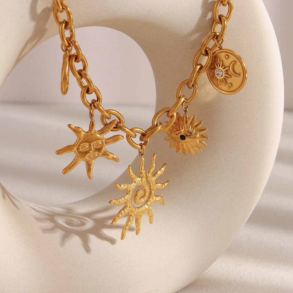 Collar con colgante de sol geométrico minimalista para mujer en acero inoxidable con baño de oro de 18 quilates en cadena tipo O