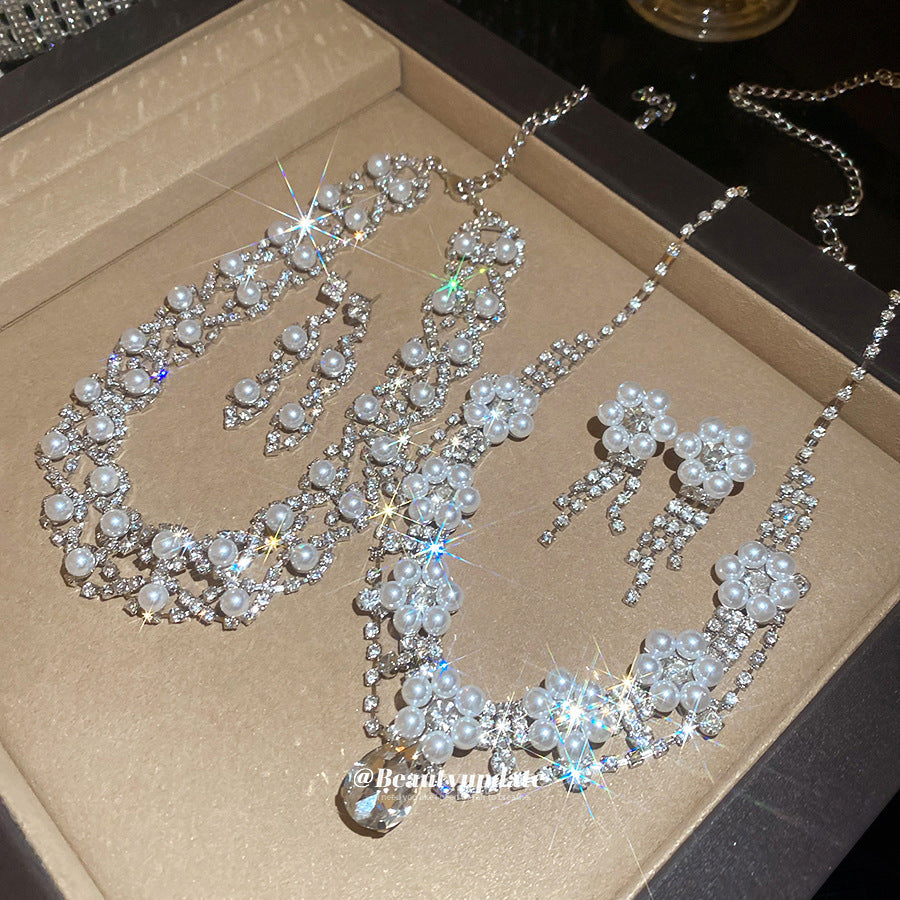 Parure di collana e orecchini pendenti eleganti con perle floreali e intarsi di strass in rame da donna
