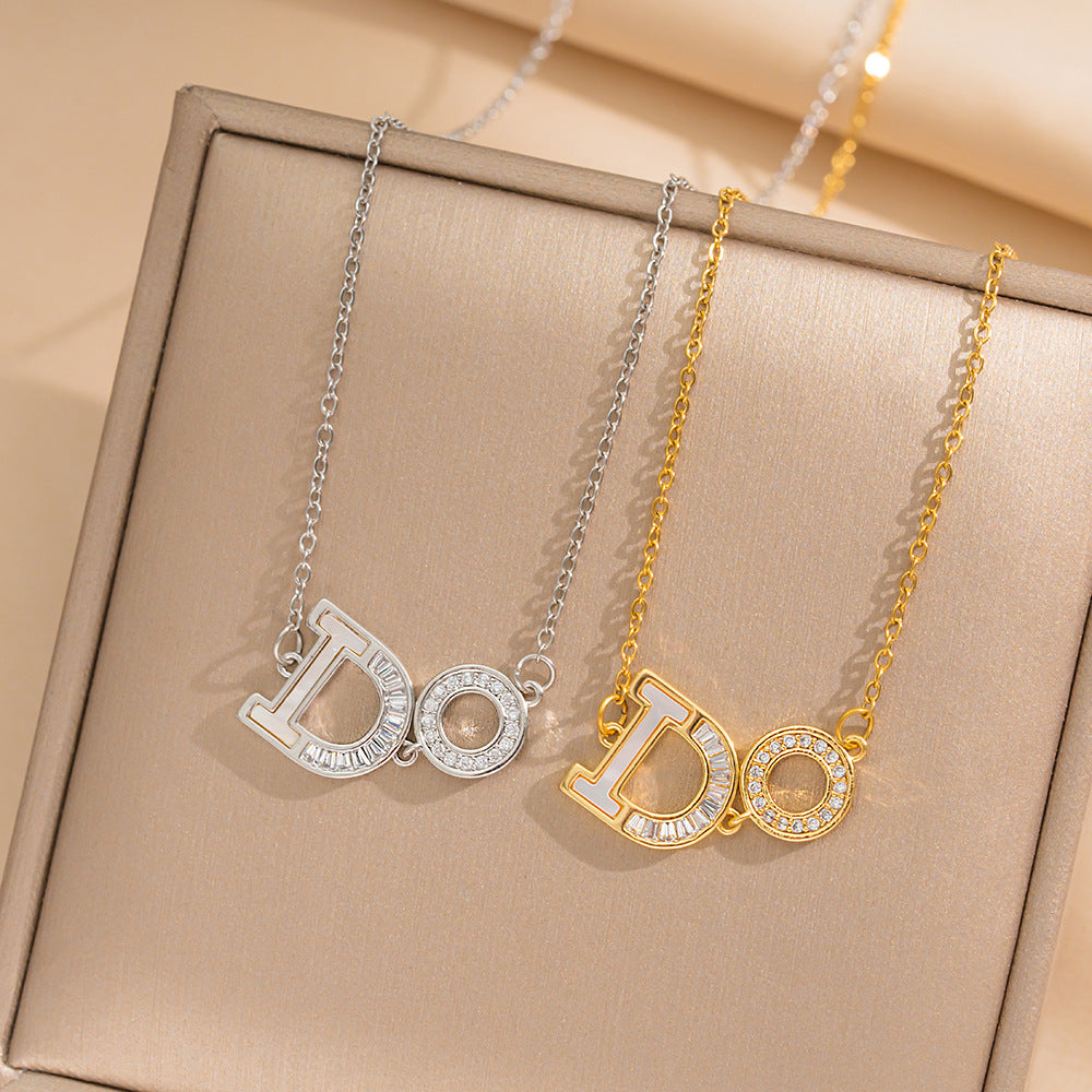 Collar Minimalista con Letras D O para Mujer, Acero Titanio Chapado en Oro Real, Cadena Hipoalergénica para Clavícula