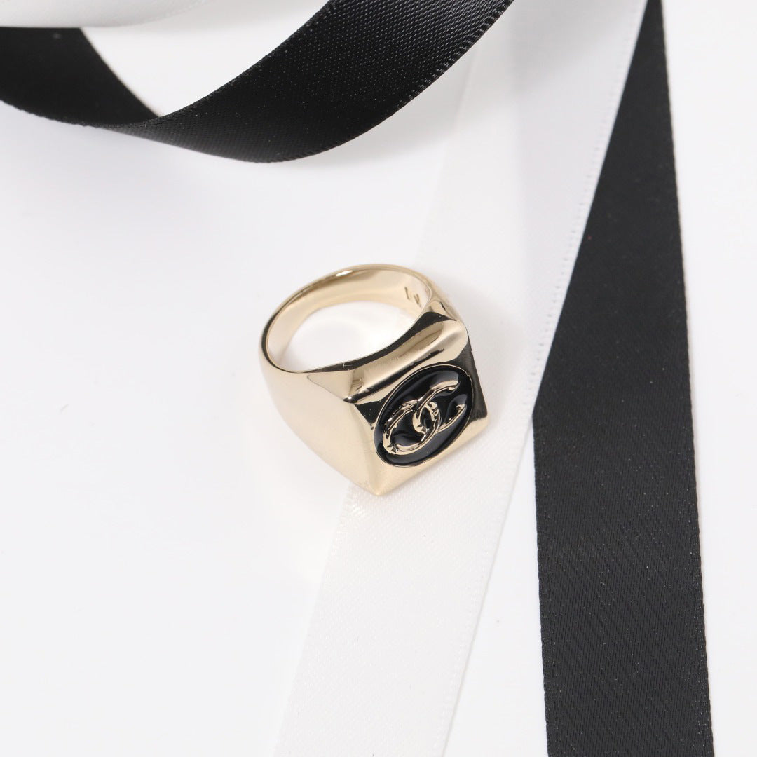 Anello da donna in ottone placcato oro con lettera C quadrata di lusso