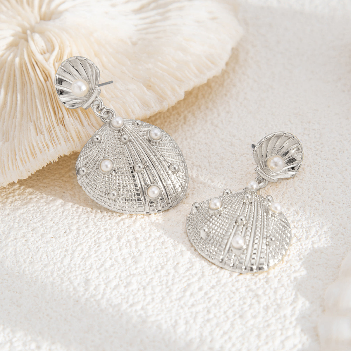 Pendientes largos de aleación con acabado galvanizado para mujer, diseño de estrella de mar asimétrica y concha nacarada