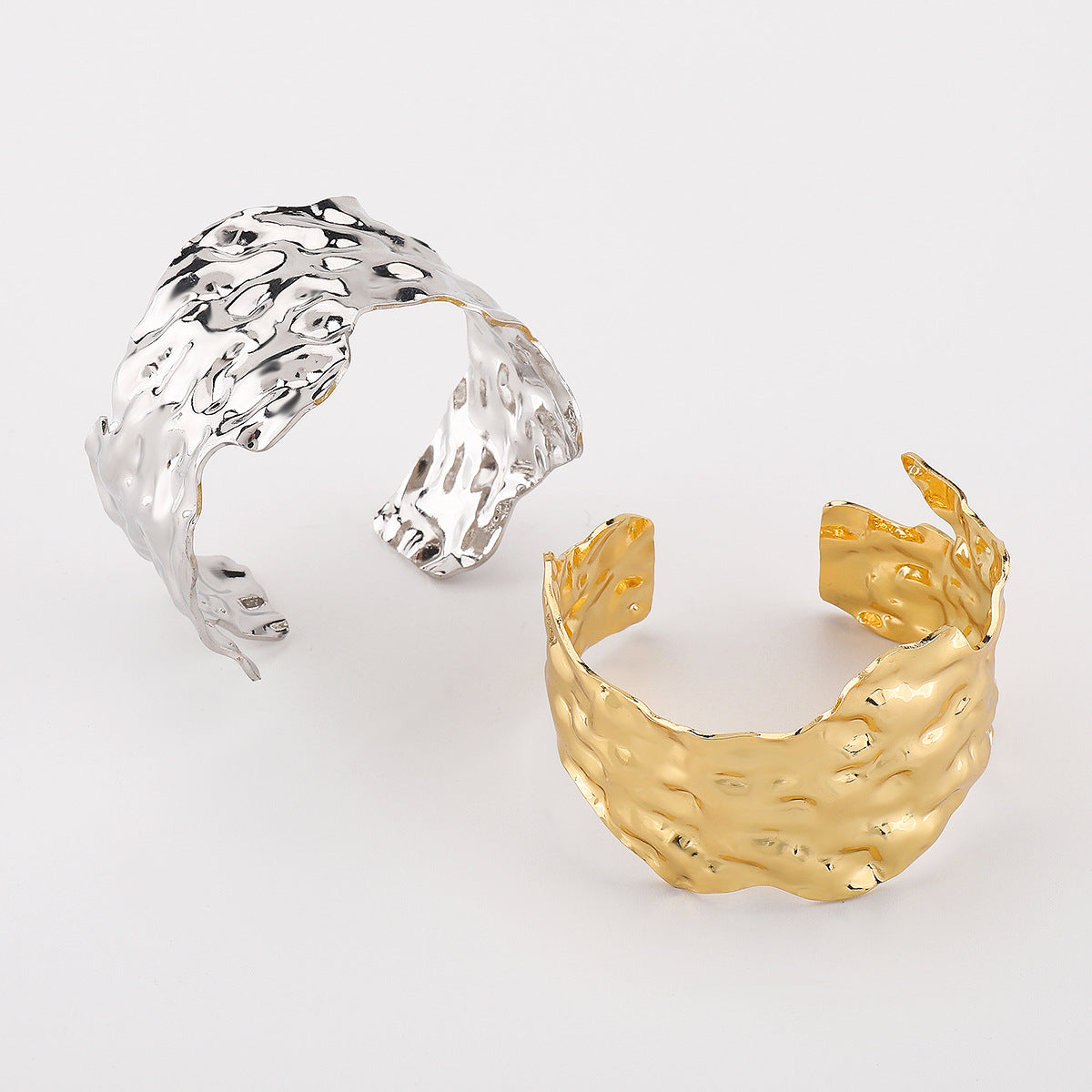 Pulsera tipo esclava ancha de metal plegado vintage de forma irregular con acabado galvanizado