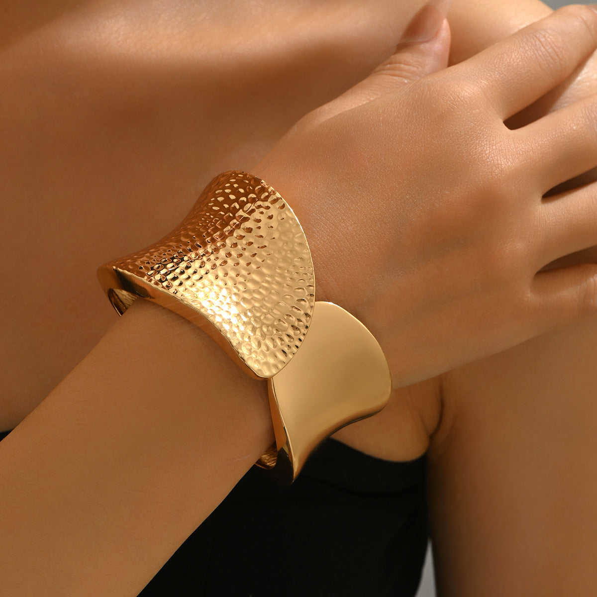 Pulsera minimalista de aleación de zinc, diseño geométrico con textura de superficie pulida y brazalete abierto para mujer