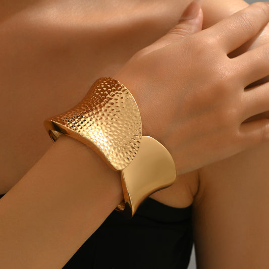 Pulsera minimalista de aleación de zinc, diseño geométrico con textura de superficie pulida y brazalete abierto para mujer