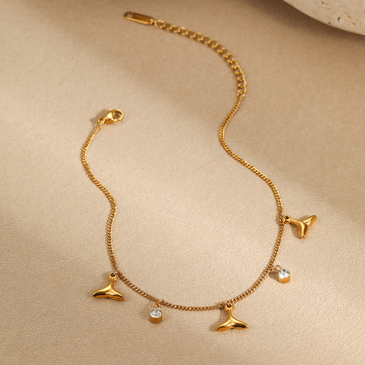 Elegante pulsera de acero de titanio geométrica con incrustaciones de diamantes de imitación, diseño inspirado en el océano para mujer