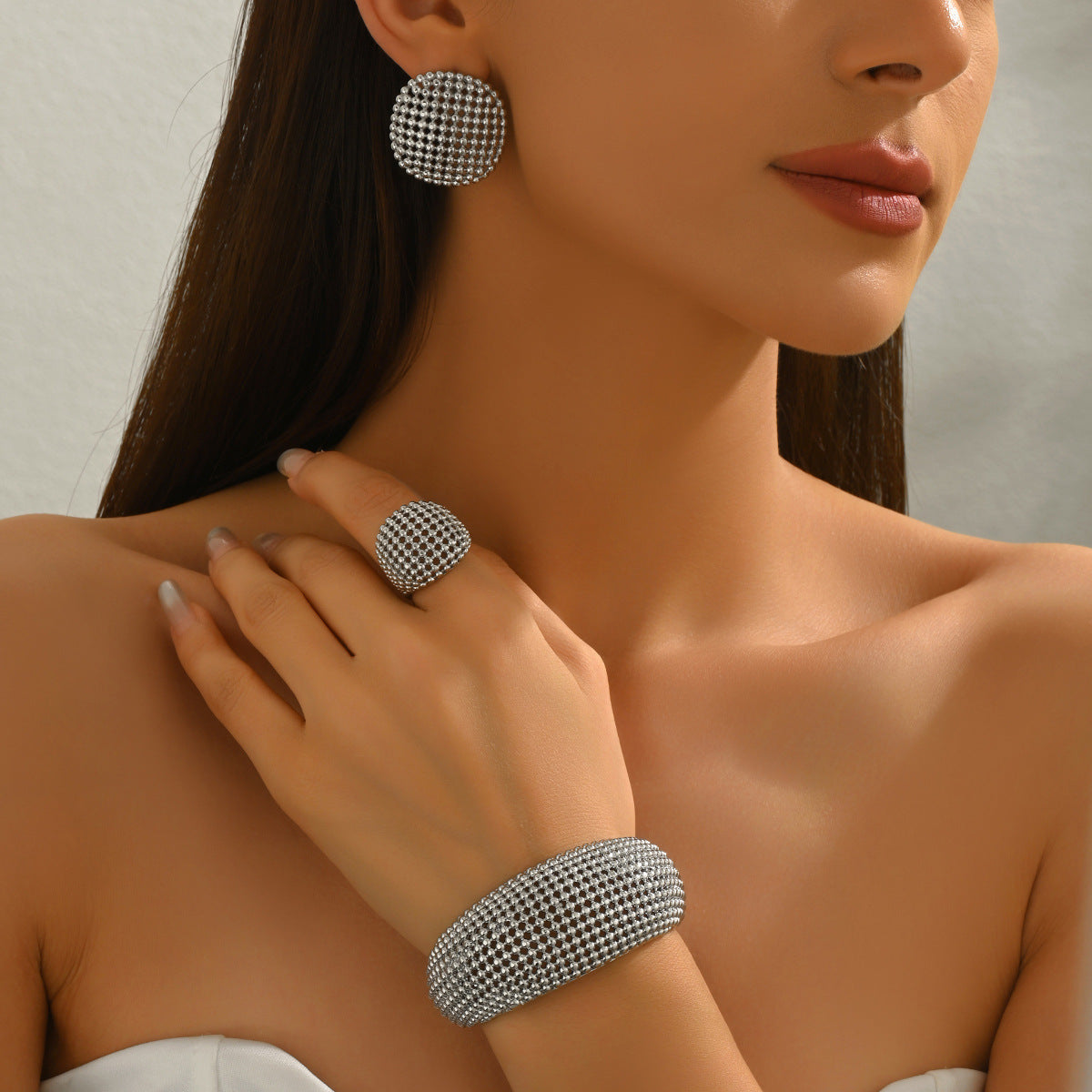 Set di gioielli placcati in lega di zinco con bracciale, orecchini e anello a forma geometrica traforata da donna