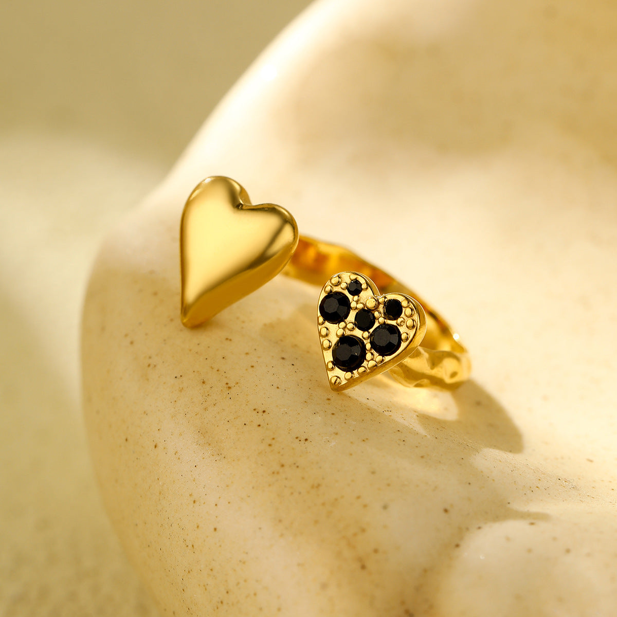 Anello da Donna Minimalista a Cuore in Acciaio Inossidabile con Intarsio in Zirconi e Finitura Placcata