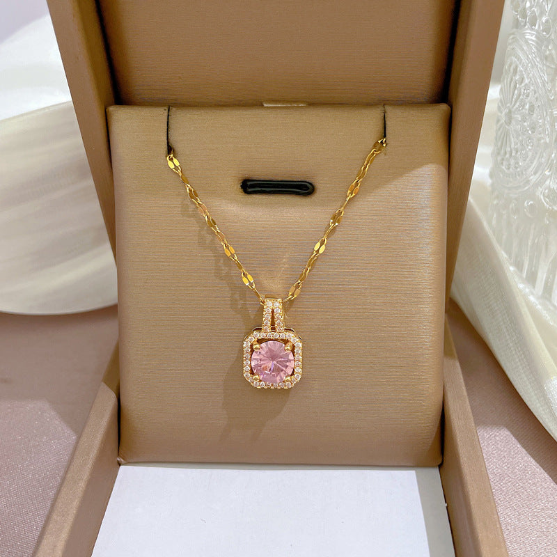 Collana da Donna Coreana con Ciondolo Geometrico Quadrato in Acciaio al Titanio, Intarsiato con Strass e Catena Regolabile