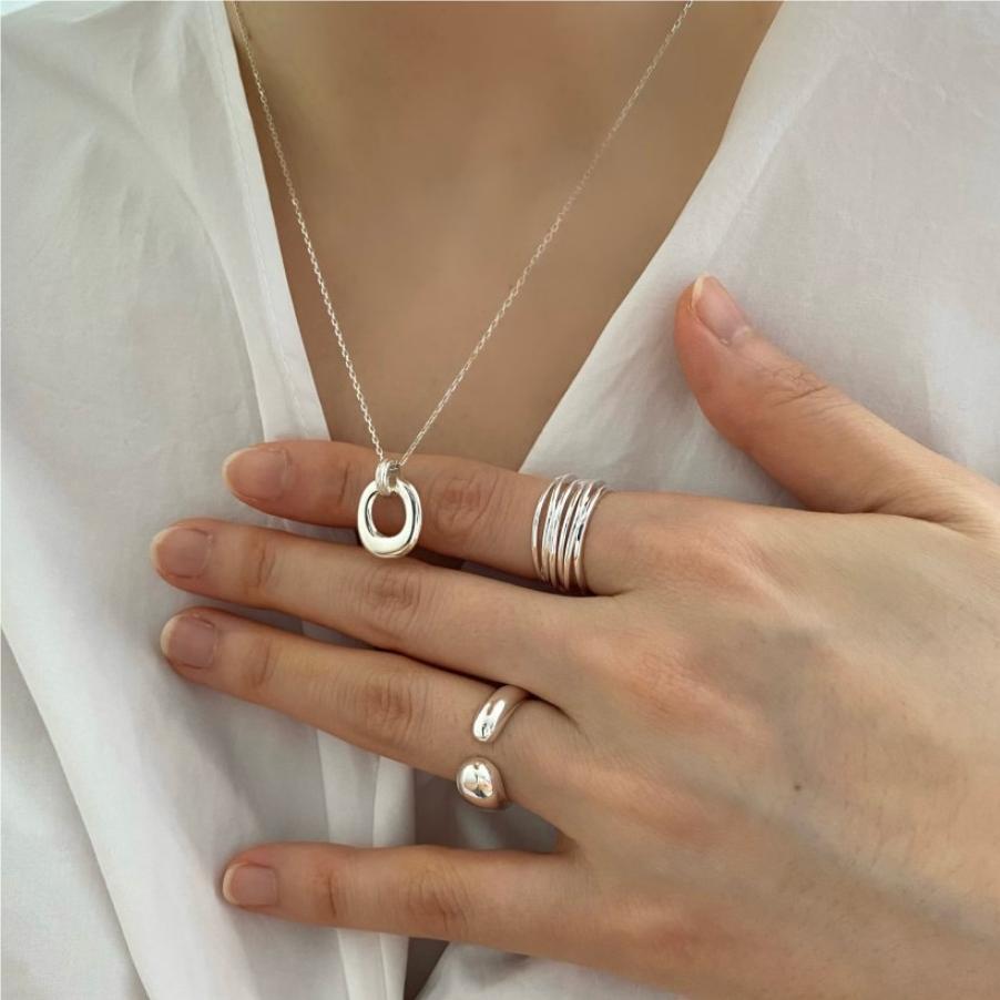 Collar con colgante geométrico minimalista en plata de ley 925