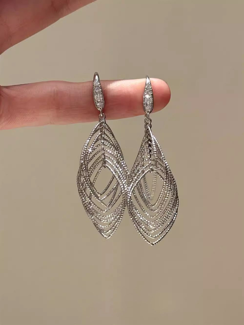 Orecchini a uncino da donna minimalistici geometrici ovali a traforo con zirconi, in ferro, dall'estetica lussuosa