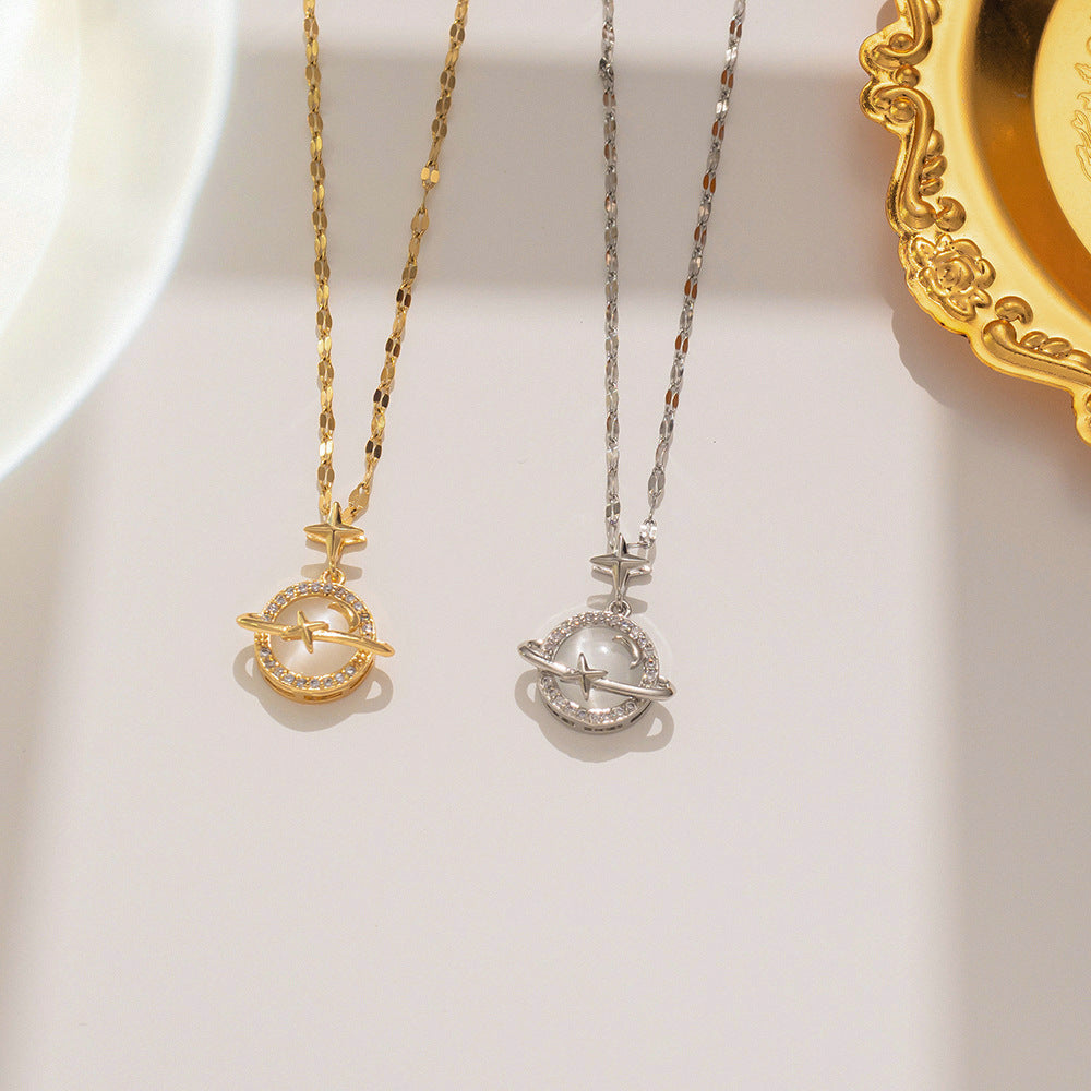 Collana con Pendente Geometrico Minimalista in Acciaio al Titanio per Donna con Pietra Occhio di Gatto Placcata Oro e Catena Ondulata