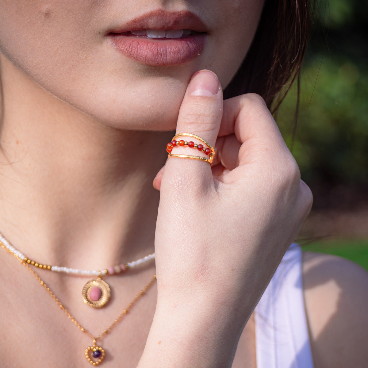 Anello Aperto Regolabile da Donna Minimalista Ispirato al Vintage Realizzato in Acciaio Inossidabile con Intarsio in Pietra Naturale e Finitura Placcata