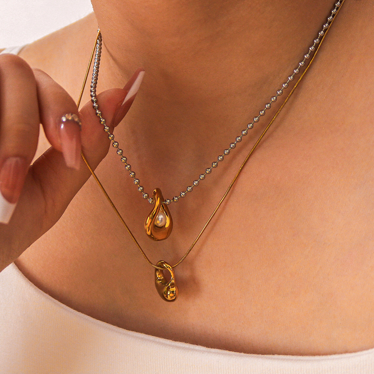 Minimalist Heart-Shaped Stainless Steel Pendant Necklace with 18K Gold Plating and Pearl Inlay for Women