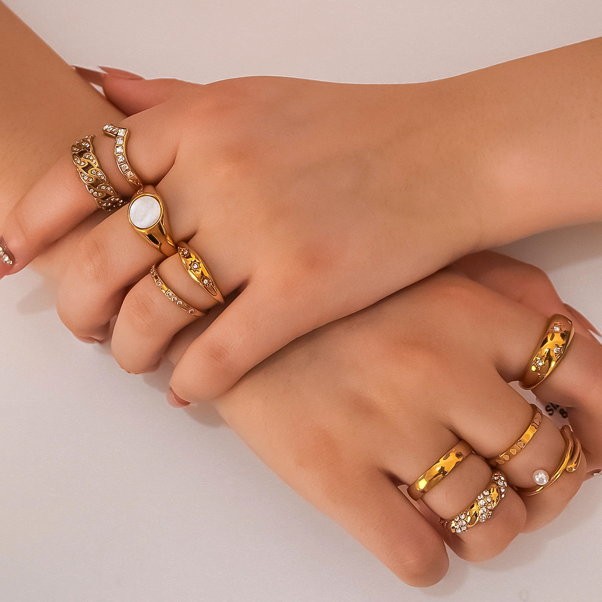 Elegante Anello in Acciaio Inossidabile con Trama Intrecciata e Intarsio di Strass con Motivi a Foglia, Onde e Forme Geometriche per Uomo e Donna