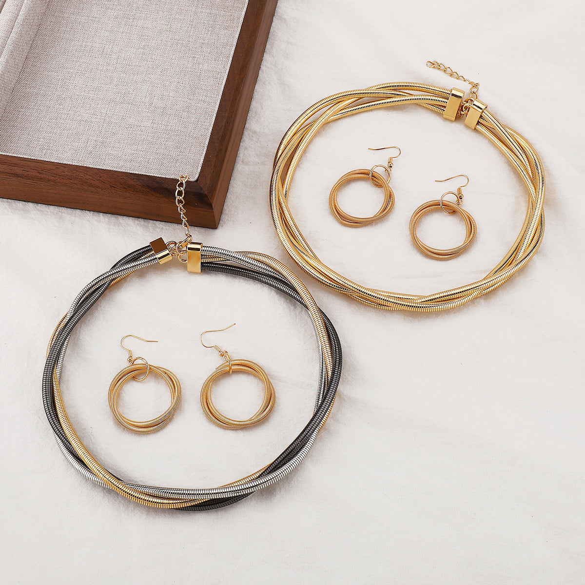 Conjunto de collar y pendientes de metal entrelazado de tres hebras multicapa con cadena de serpiente geométrica estilo punk con acabado chapado