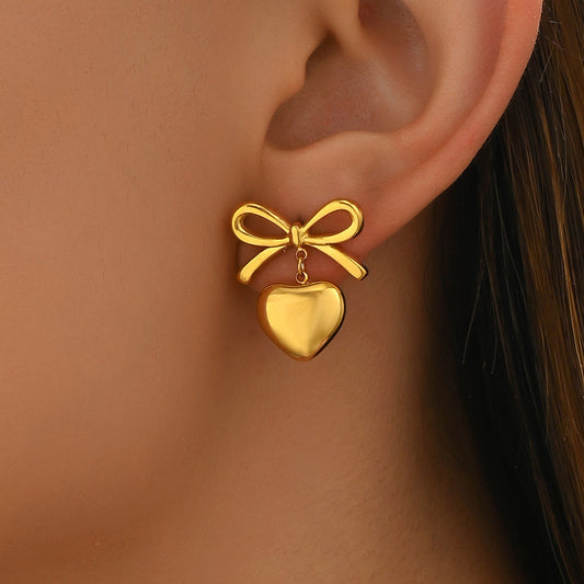 Orecchini a perno eleganti a forma di cuore e fiocco in rame con finitura galvanica da donna
