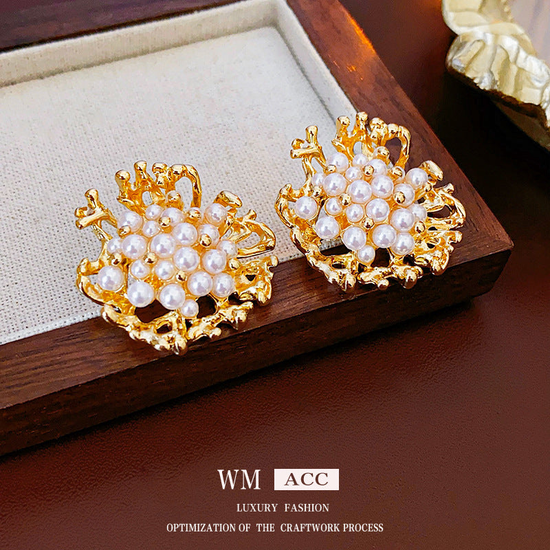 Pendientes de aleación floral vintage con postes de acero bañados en plata y detalles de perlas para mujer