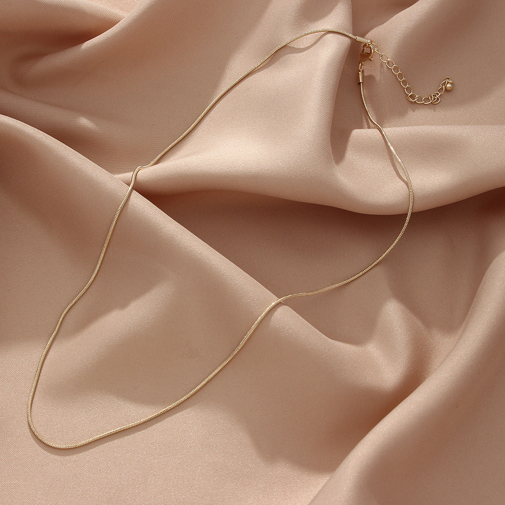 Collana a catena a serpente in acciaio inossidabile geometrica alla moda per donne con ciondolo in acciaio al titanio e finitura placcata