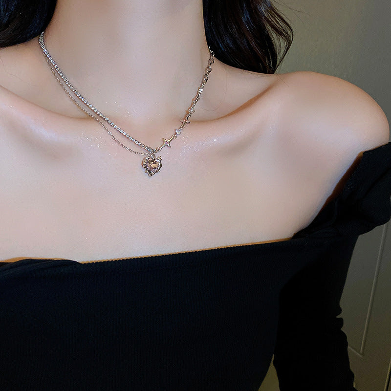 Elegante collar con colgante de lazo de diamantes de imitación y detalles de nácar perlado para mujer — Delicada cadena para clavícula en estilo de lujo minimalista y a la moda