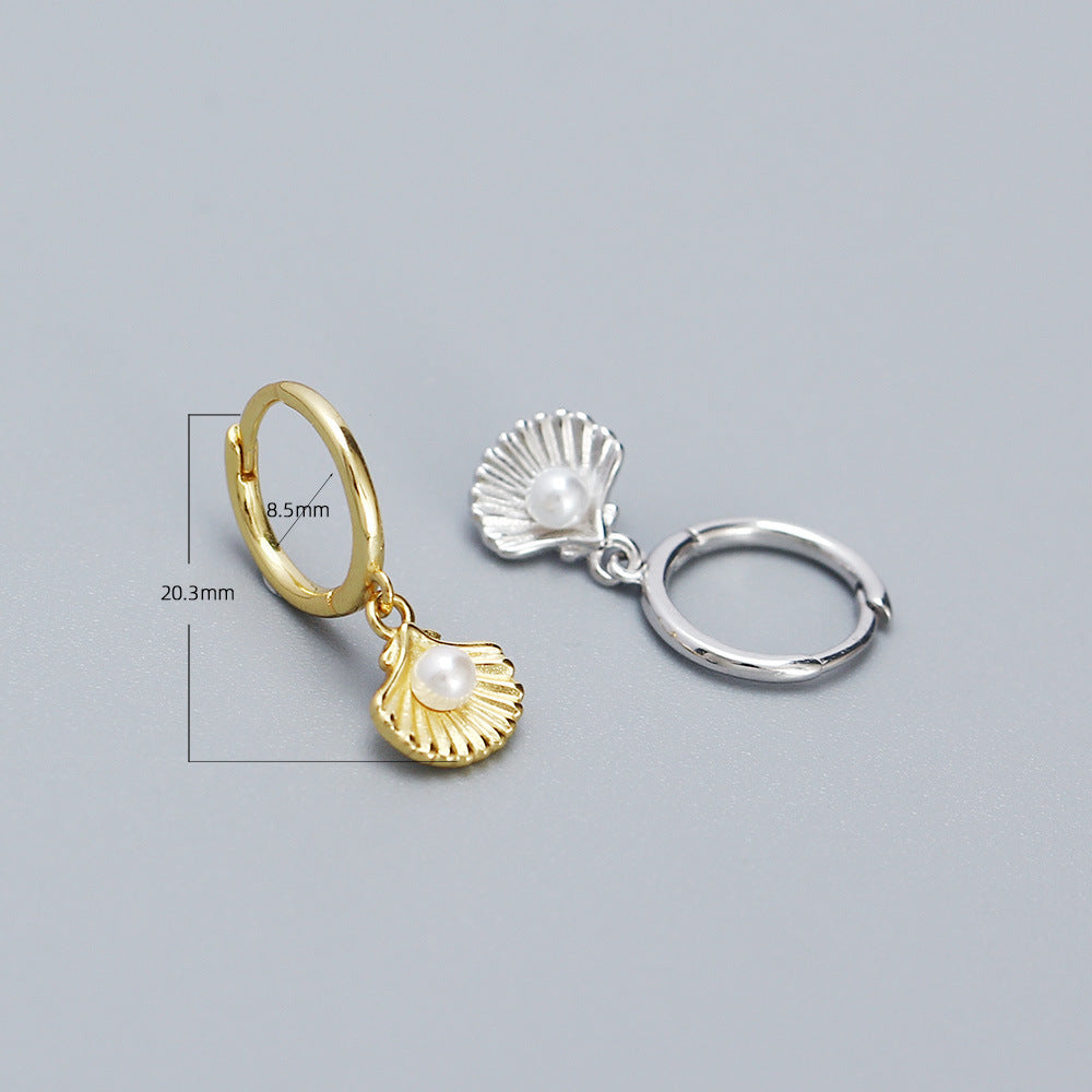 Pendientes minimalistas de perlas de concha para mujer en plata de ley con acabado chapado