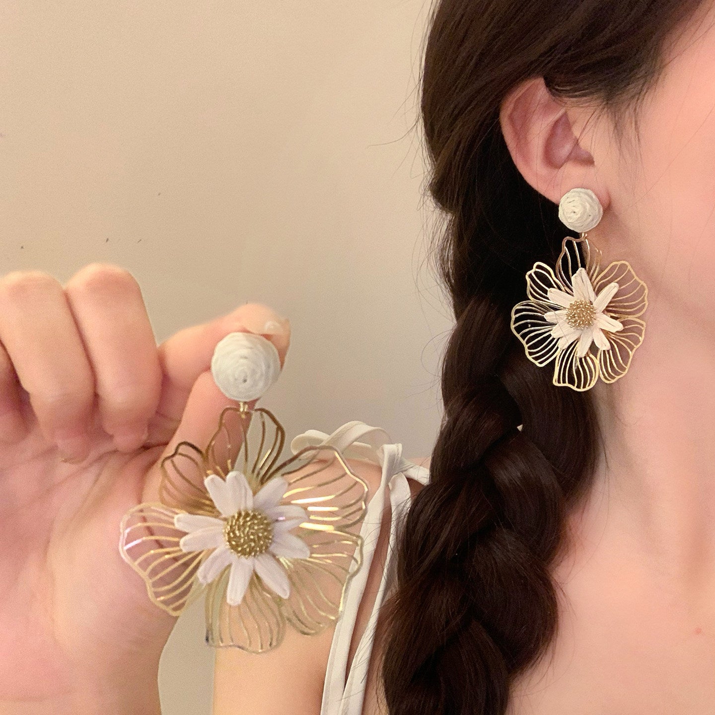 Orecchini a Perno Minimalisti Floreali in Metallo con Finitura Placcata per Donne, Gioielli per Orecchie Lussuosi e Leggeri con Design a Fiore Intagliato