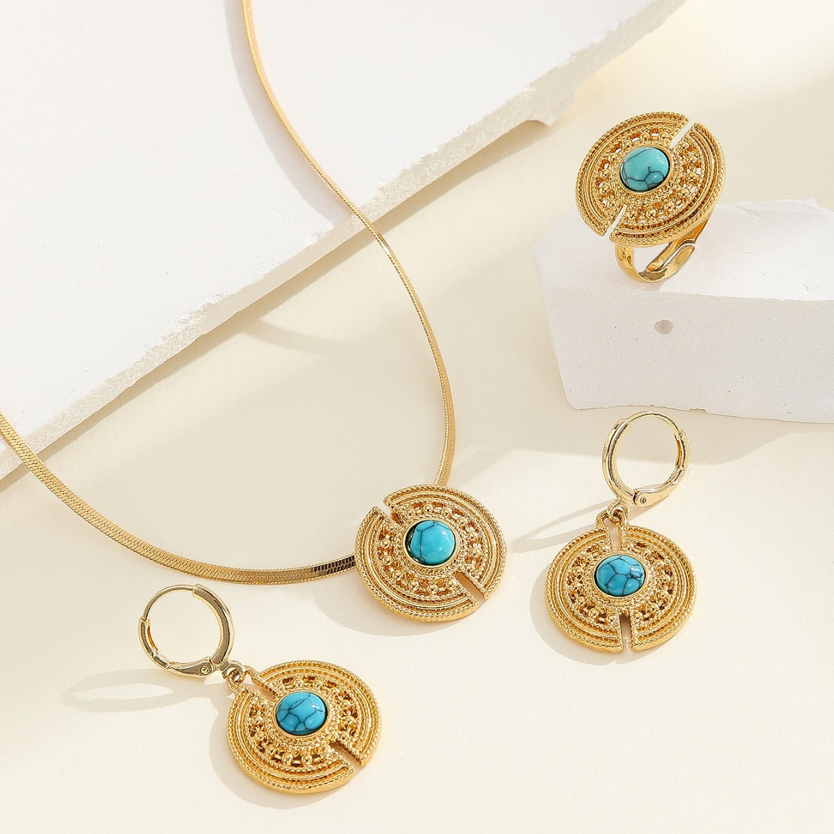 Conjunto de Anillo, Collar y Pendientes de Cobre Geométrico Estilo Royal Vintage con Incrustaciones de Turquesa y Cadena de Placa Retorcida