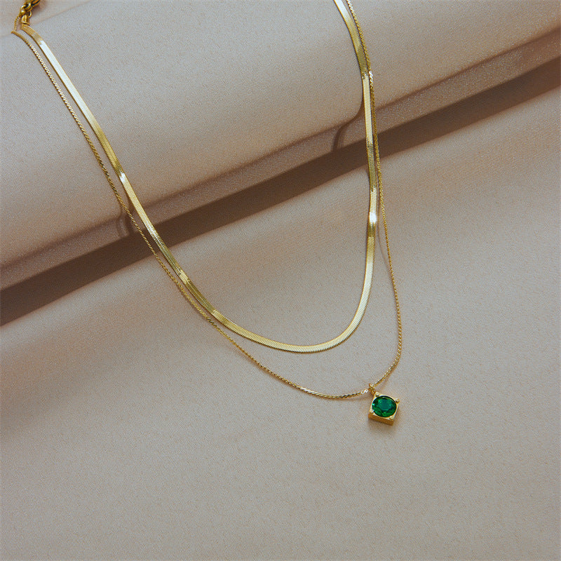 Collana con Pendente Minimalista Geometrico Verde Strass in Acciaio al Titanio con Doppia Catena Placcata per Donne
