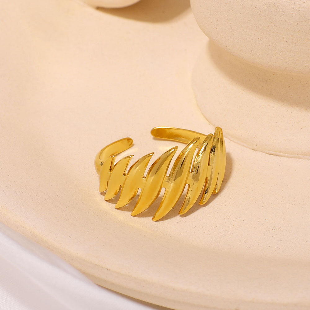 Minimalist Leaf-Shaped Titanium Steel Ring with 18K Gold Plating for Women and Men, Geometric Design, Cool-Tone Unisex Fashion Jewelry