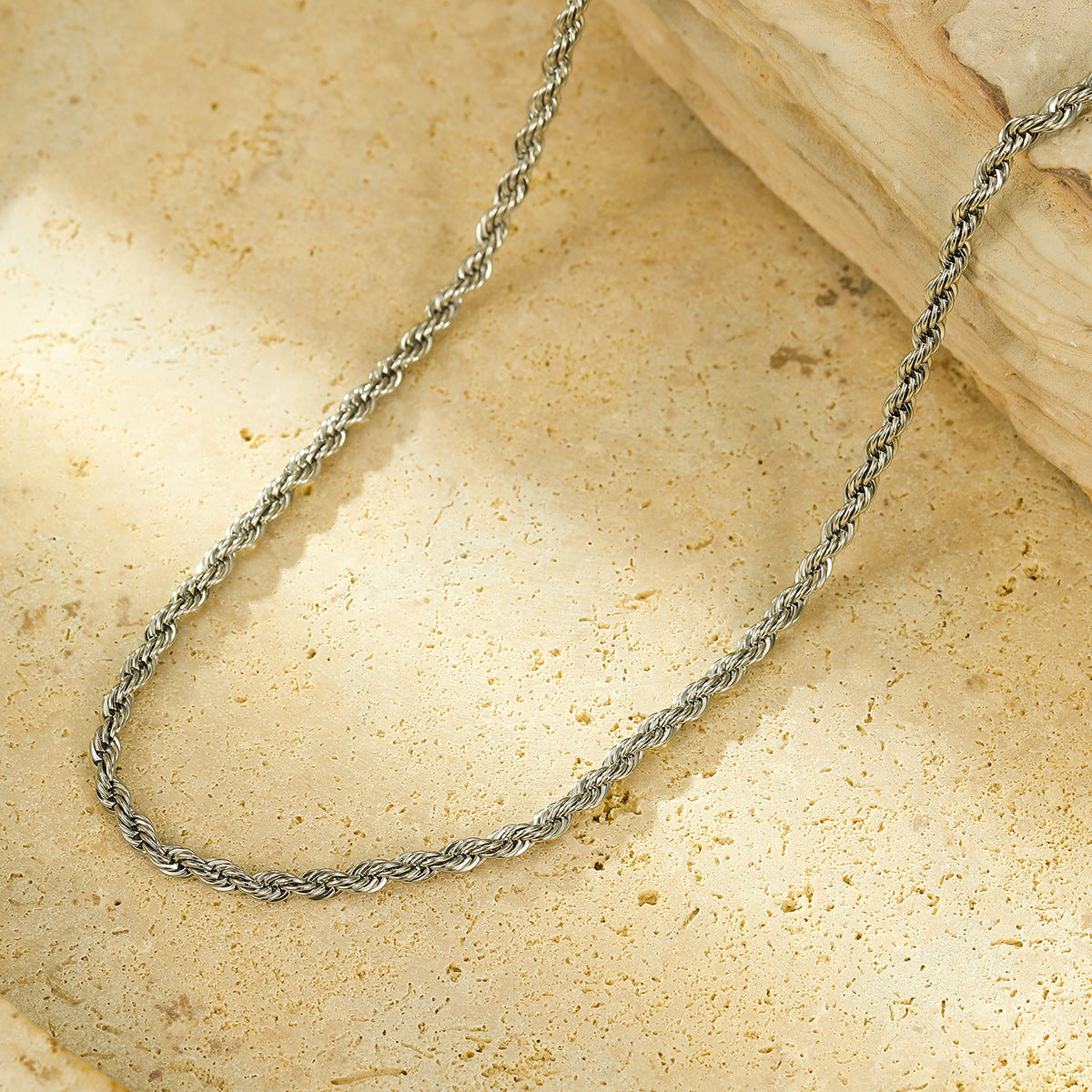 Elegante collar de cesta tejida estilo OL de acero titanio con chapado en oro para mujer