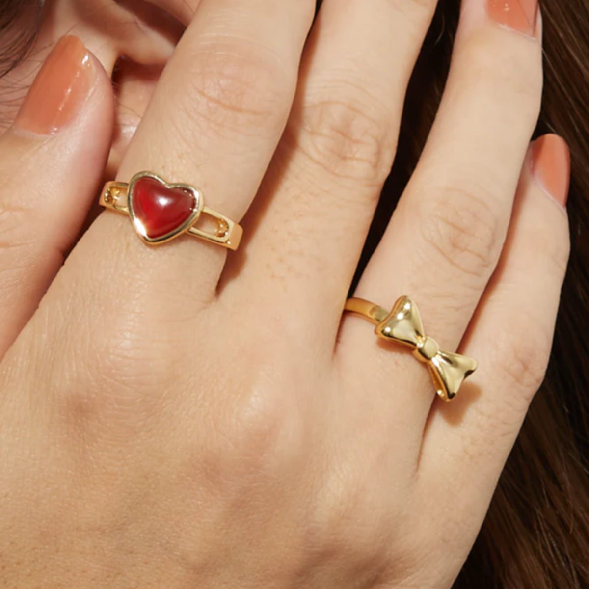 Anello minimalista a forma di cuore in acciaio inossidabile placcato oro 18 carati con intarsio in agata rossa, unisex