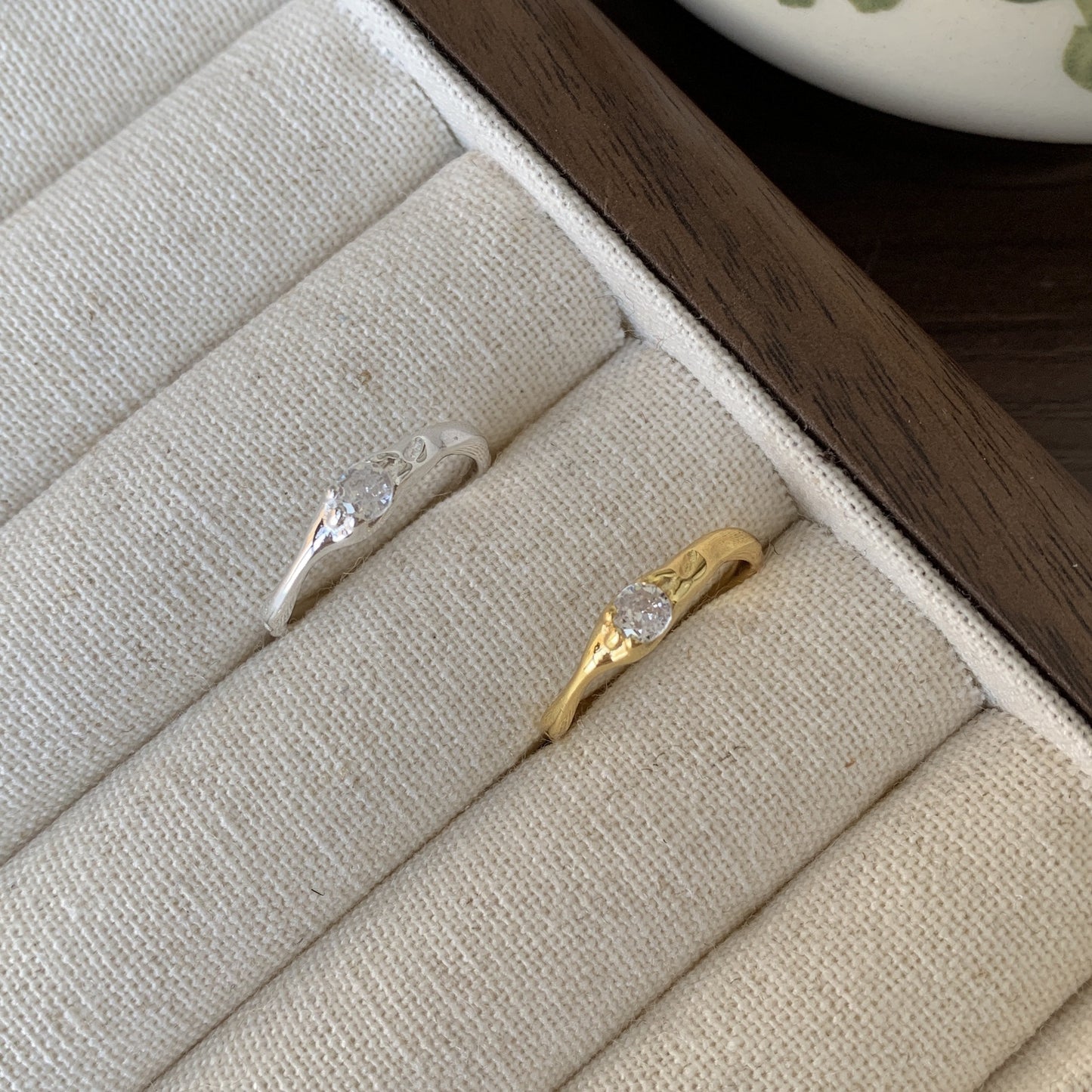 Anello in argento sterling S925 dalla forma irregolare in stile naturale con zirconi da donna, fascia con motivo floreale testurizzato
