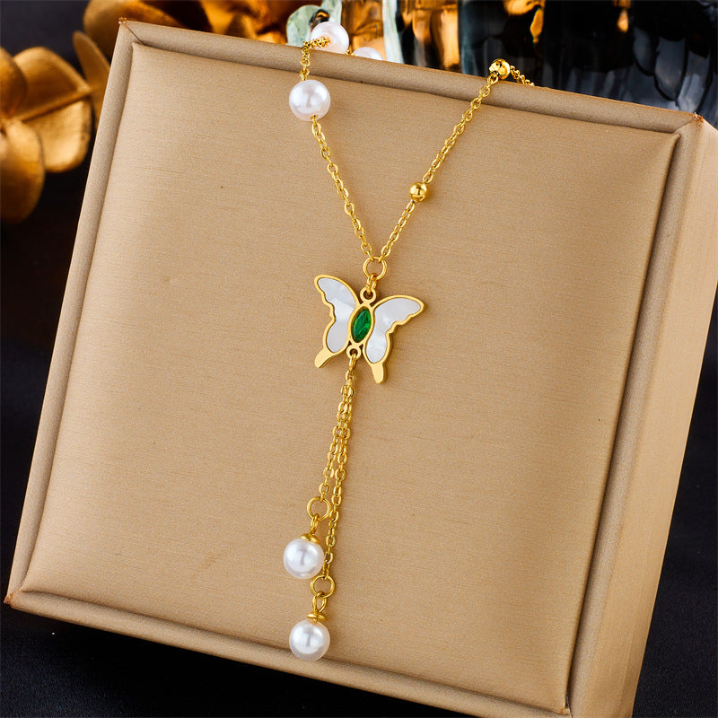 Collana girocollo minimalista con ciondolo a farfalla di perle, dettagli a cuore con strass, catena in acciaio inossidabile, nappe decorative, design multistrato da donna