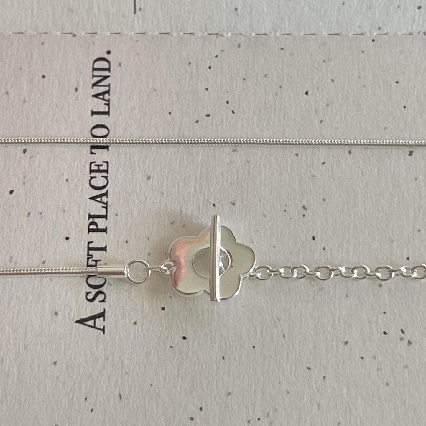 Collar con colgante geométrico floral minimalista en plata de ley 925 con cadena de serpiente