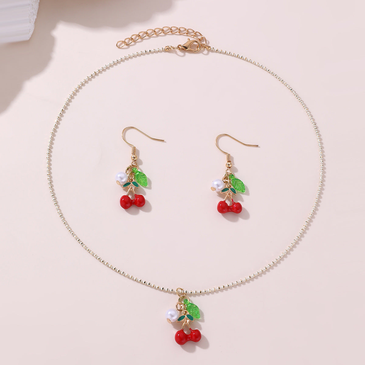 Bonito collar de clavícula con colgante en forma de fruta para niñas con diseño de lazo, material de resina, acabado esmaltado y cadena de cuentas redondas.