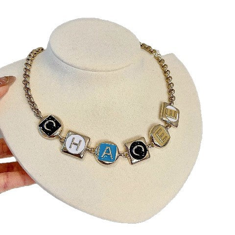 Collana da donna lusso elegante con lettera smaltata in ottone placcato oro