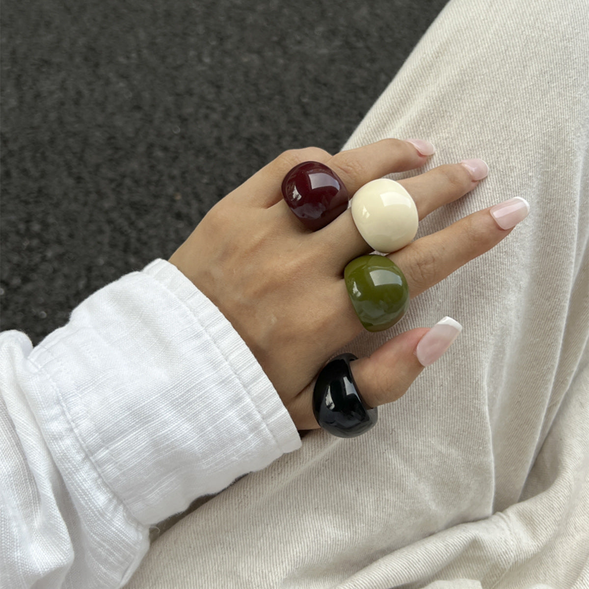 Anello da donna in resina geometrico minimalista con effetto marmorizzato e finitura epossidica lucida