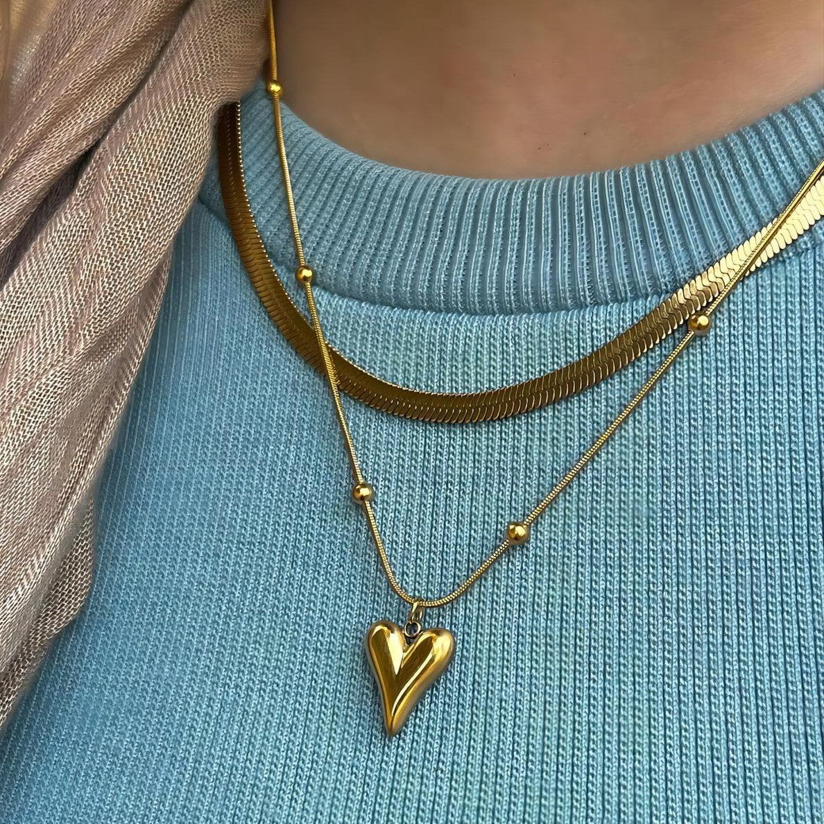 Collana corta a strati in acciaio inossidabile placcato con ciondolo a rosa floreale minimalista da donna con catena a lama