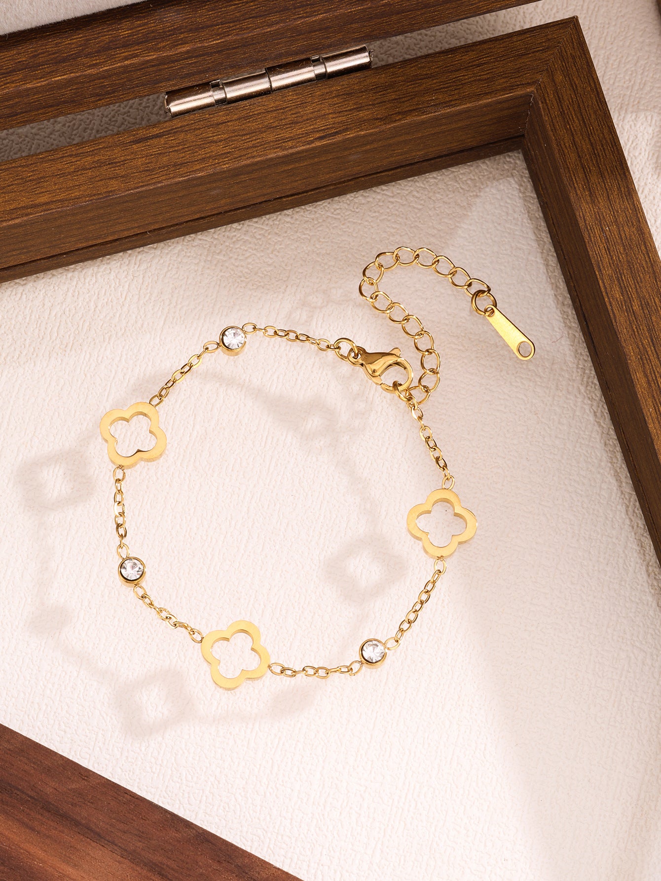 Juego de pulseras de acero inoxidable con trébol de cuatro hojas, incrustaciones de diamantes de imitación y chapado en oro al vacío de 18 quilates, estilo minimalista y a la moda