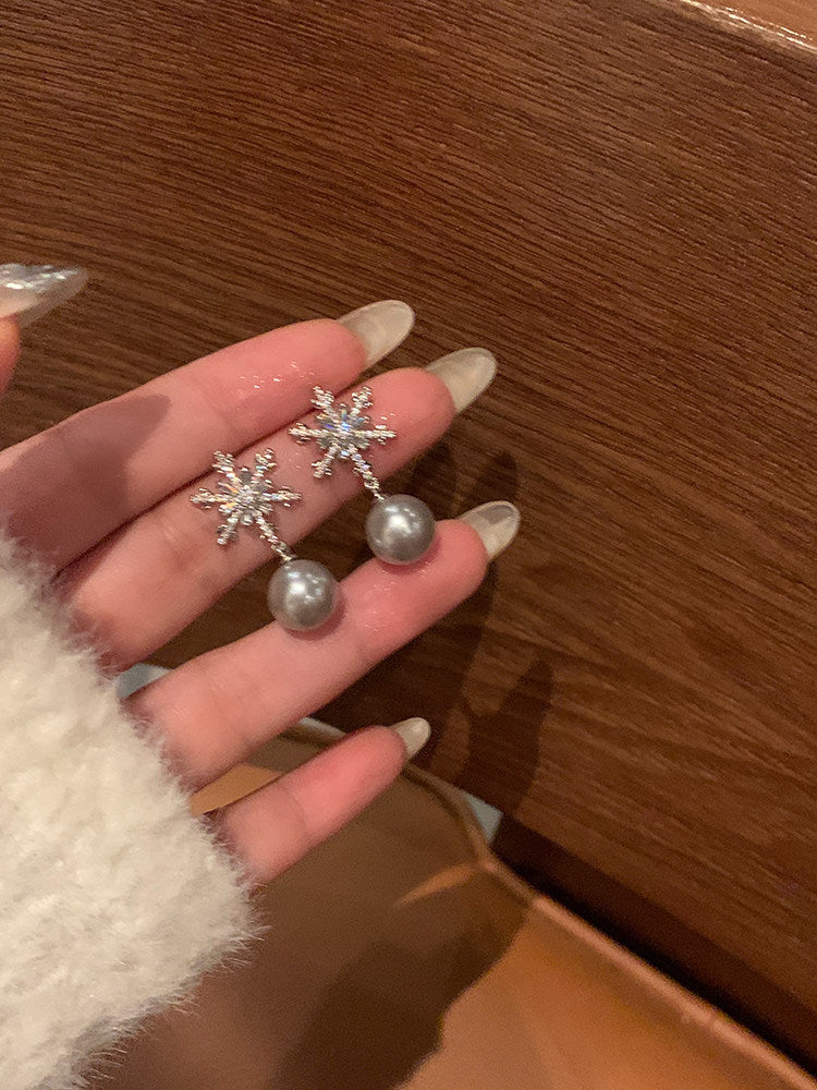Pendientes de botón vintage elegantes con diseño de copo de nieve, circonita y perla de imitación para mujer, con postes de acero chapado
