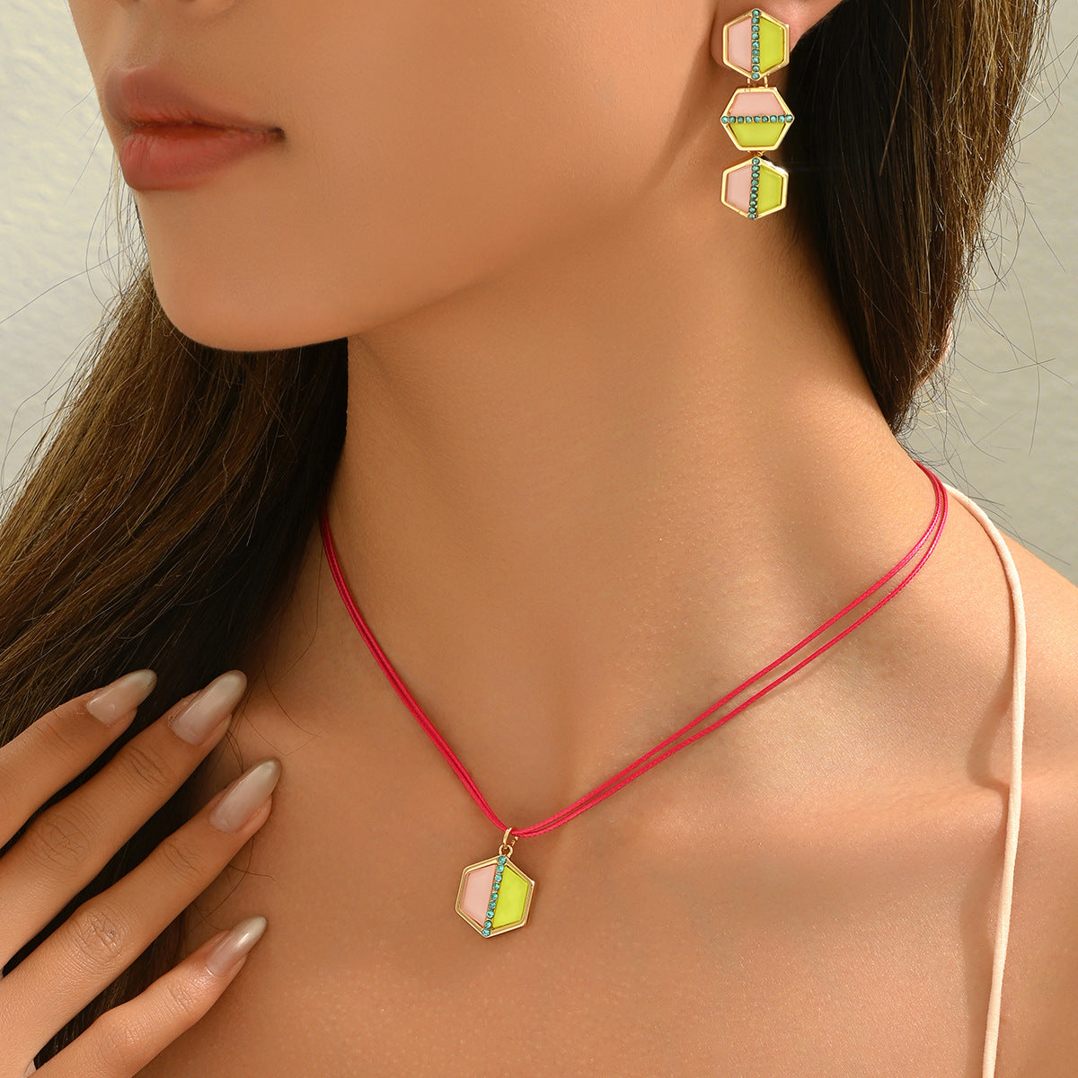 Parure da donna con collana e orecchini geometrici in rame con intarsio di strass, design pendente lungo irregolare