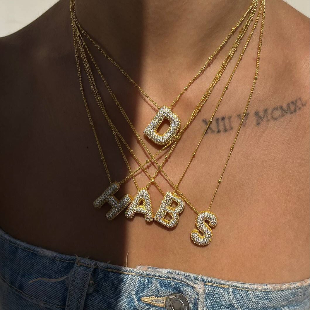 Collana da Donna con Ciondolo a Lettera, Design Geometrico Minimalista, in Ottone Placcato Oro con Zirconi Micro-Pavé