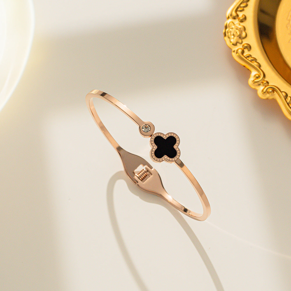 Pulsera minimalista de trébol de cuatro hojas de acero de titanio chapado en oro rosa para mujer con acabado pulido y diseño de abertura ajustable