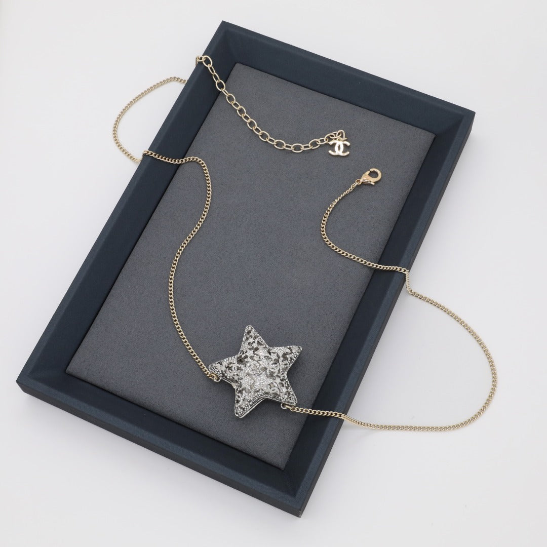 Collar de lujo chapado en oro con estrella de latón y diamantes de imitación para unisex