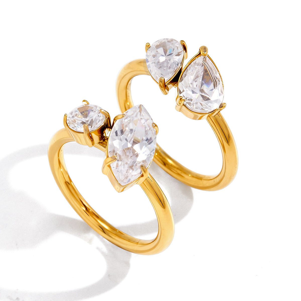 Anello Geometrico in Acciaio al Titanio con Intarsio in Zirconi per Donna, Placcato Oro PVD Sottovuoto, Gioielli di Moda Ipoallergenici in Acciaio Inossidabile