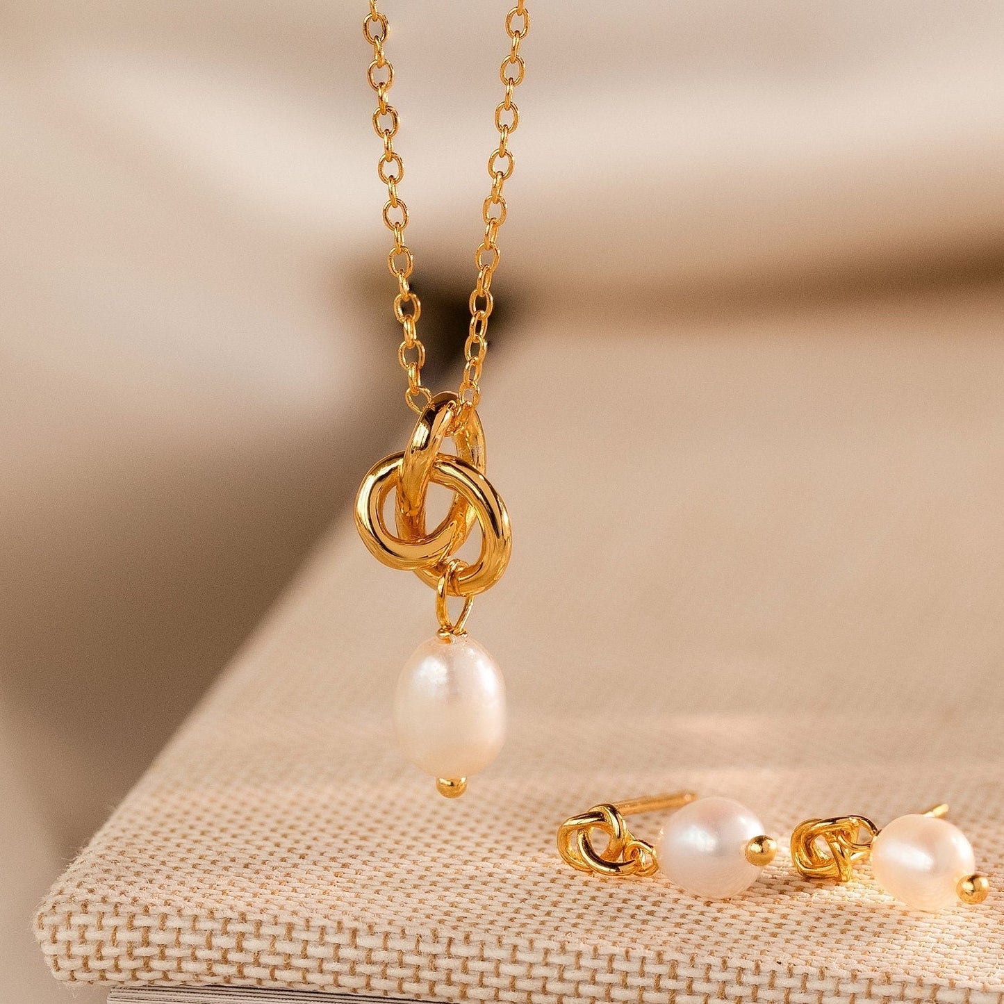 Minimalist Round Pearl Necklace with Titanium Steel Chain and 18K Gold Plating for Women and Men