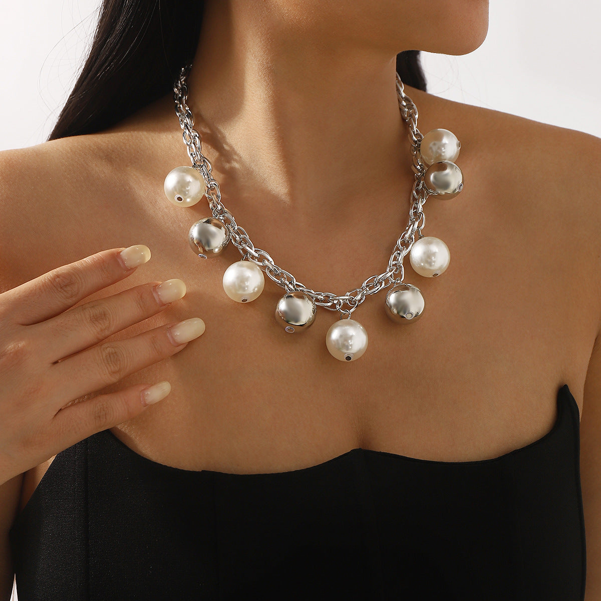 Collar con colgante geométrico minimalista de aleación con detalles de perlas de imitación y cadena cubana chapada en oro para mujer